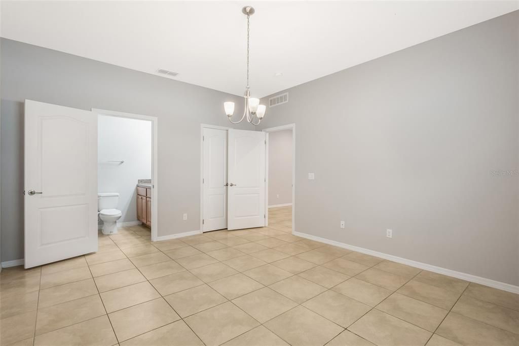 На продажу: $570,000 (6 спален, 4 ванн, 3908 Квадратных фут)