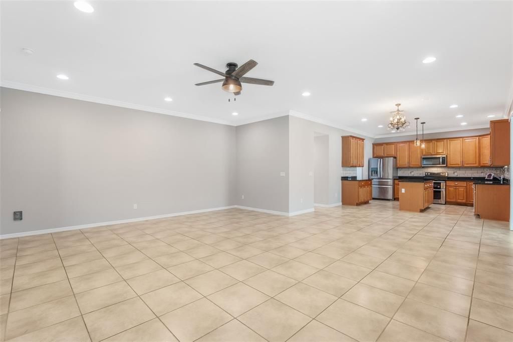 На продажу: $570,000 (6 спален, 4 ванн, 3908 Квадратных фут)