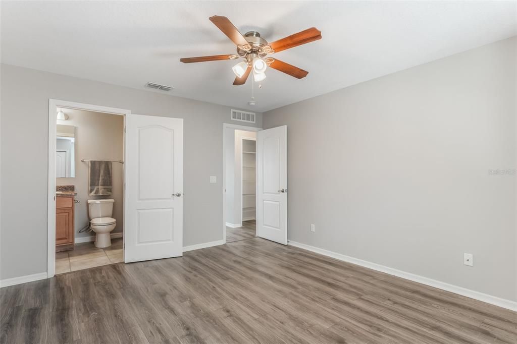 На продажу: $570,000 (6 спален, 4 ванн, 3908 Квадратных фут)