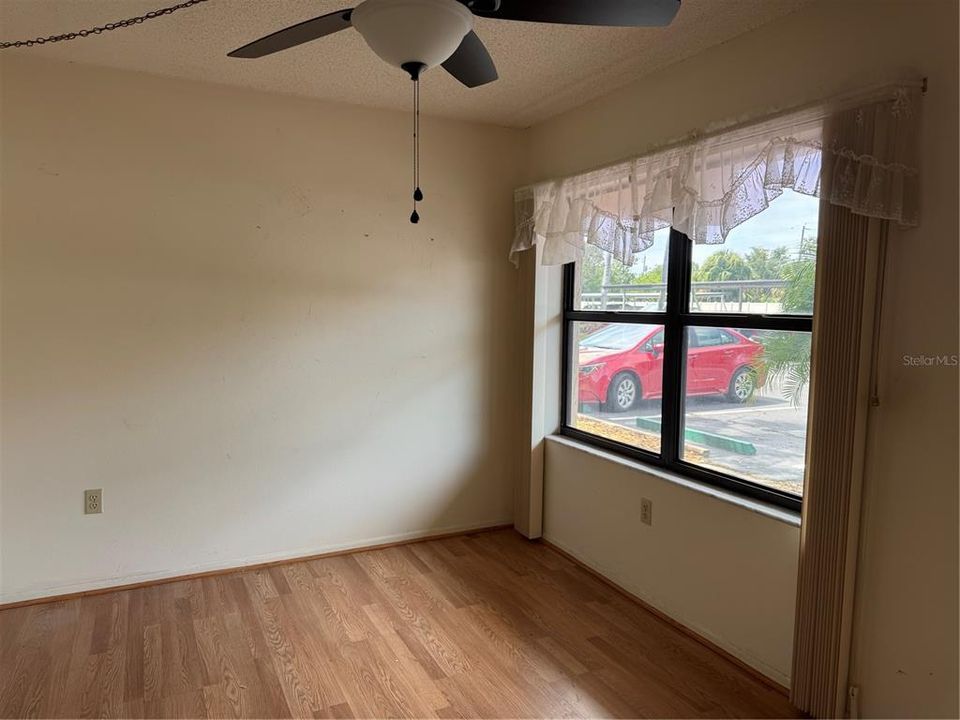 For Sale: $40,000 (1 beds, 1 baths, 924 Square Feet)