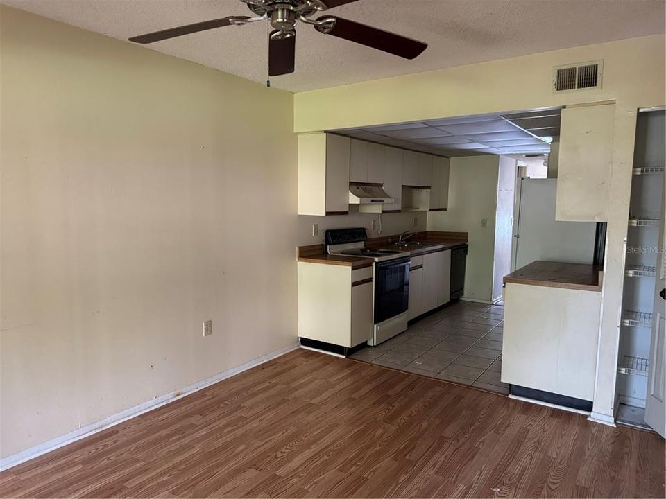 For Sale: $40,000 (1 beds, 1 baths, 924 Square Feet)