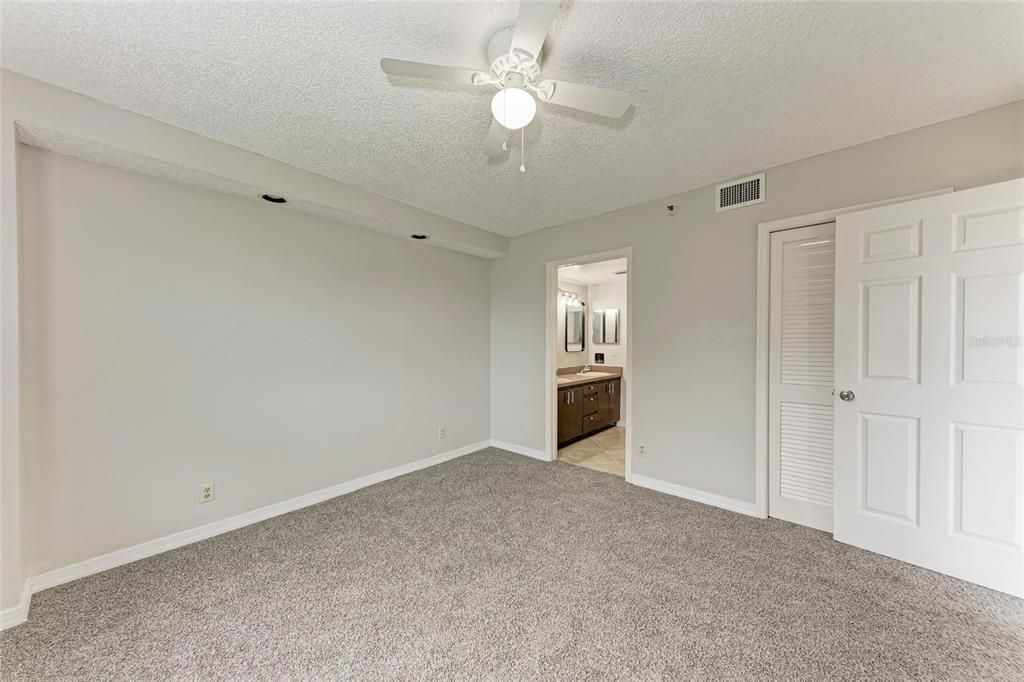 For Sale: $160,000 (2 beds, 2 baths, 978 Square Feet)