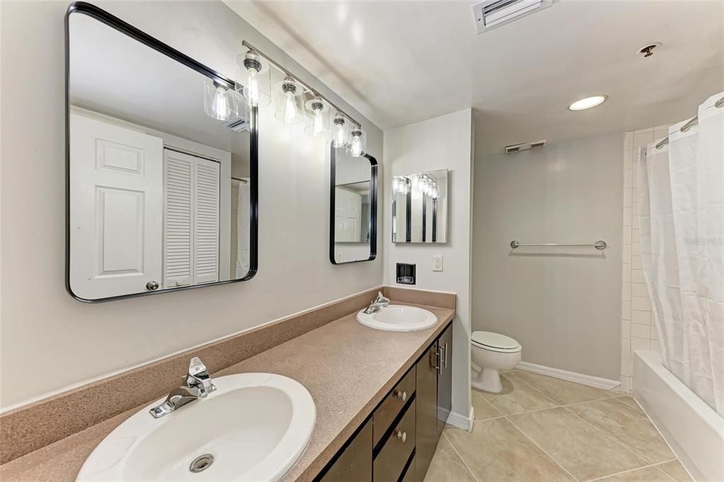 For Sale: $160,000 (2 beds, 2 baths, 978 Square Feet)