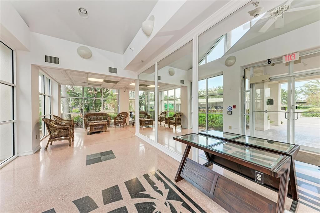 For Sale: $160,000 (2 beds, 2 baths, 978 Square Feet)