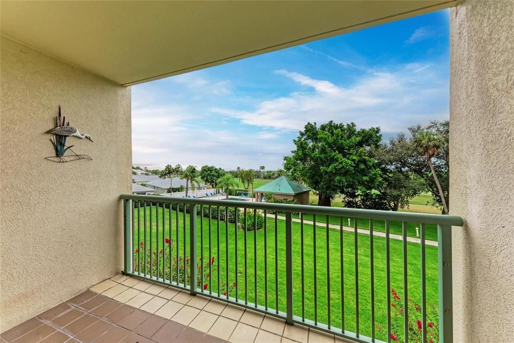 For Sale: $160,000 (2 beds, 2 baths, 978 Square Feet)