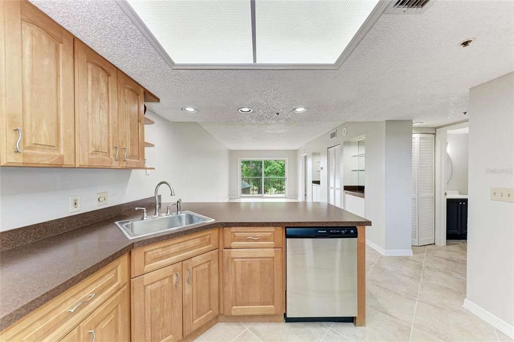 For Sale: $160,000 (2 beds, 2 baths, 978 Square Feet)