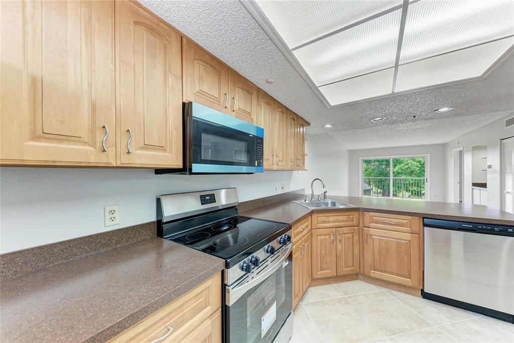 For Sale: $160,000 (2 beds, 2 baths, 978 Square Feet)