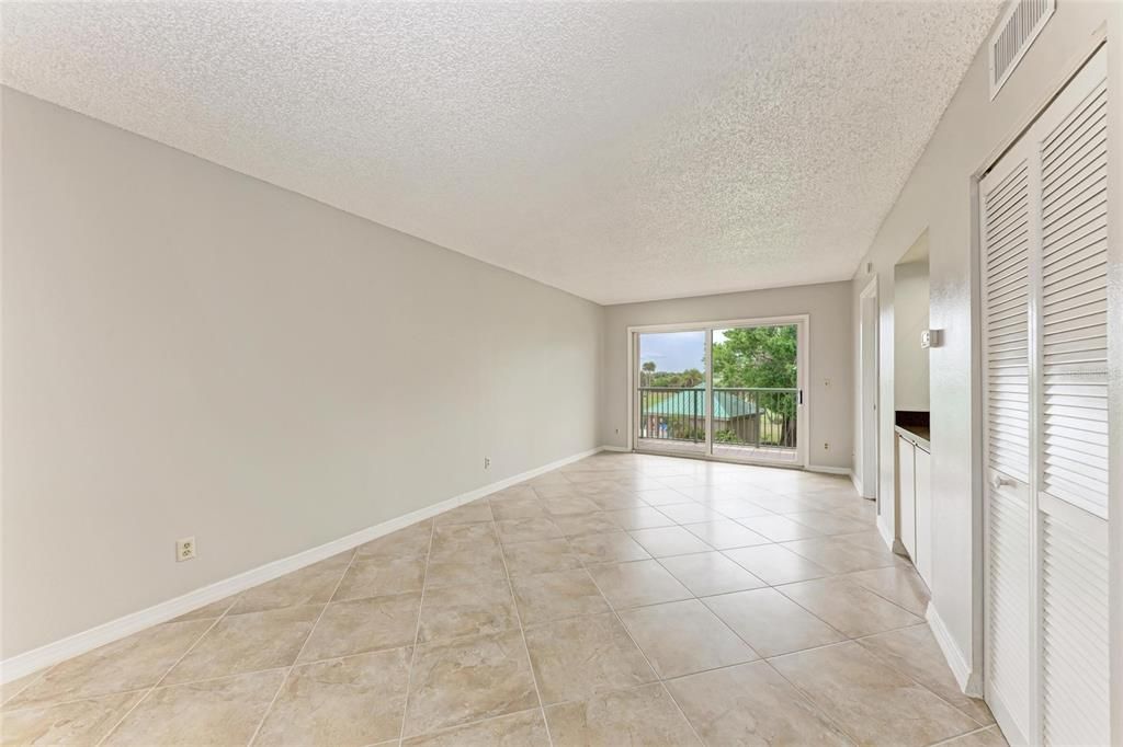 For Sale: $160,000 (2 beds, 2 baths, 978 Square Feet)