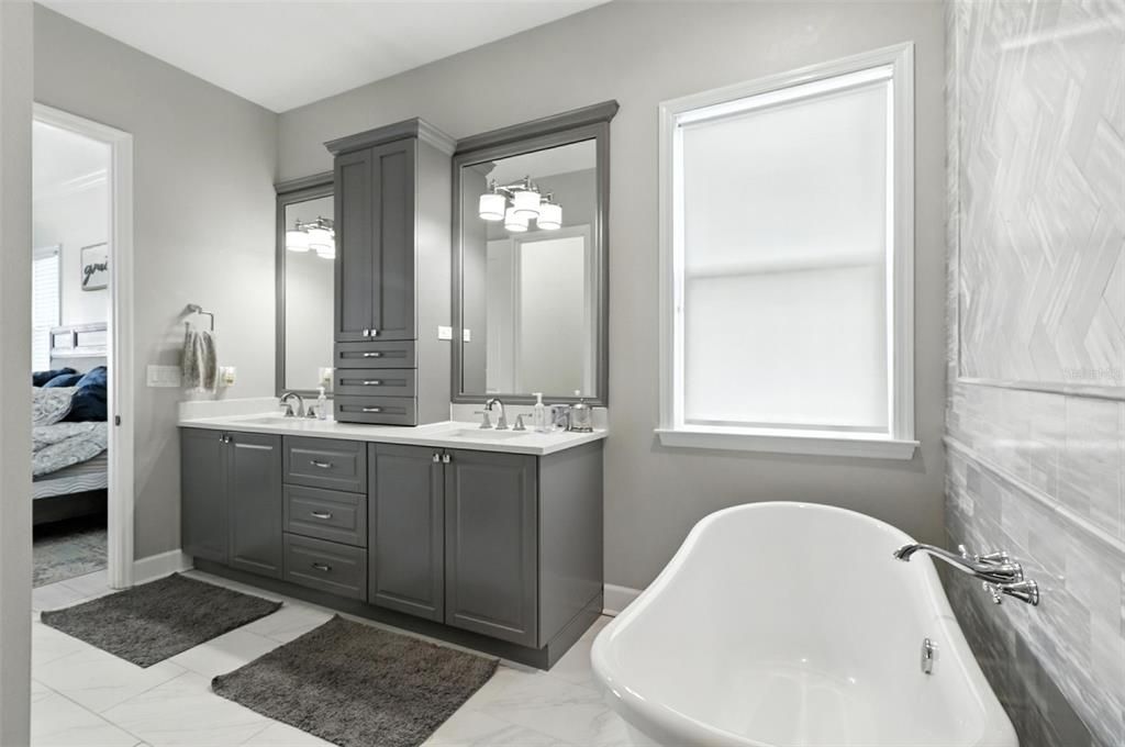 For Sale: $3,200,000 (5 beds, 4 baths, 3250 Square Feet)