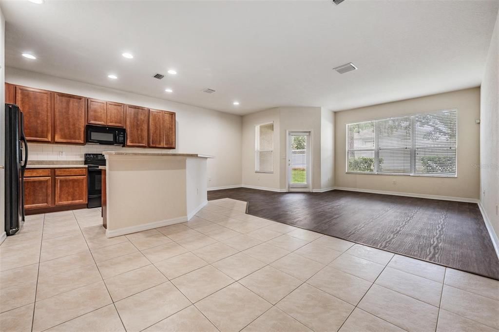 Под контрактом: $260,000 (3 спален, 2 ванн, 1706 Квадратных фут)