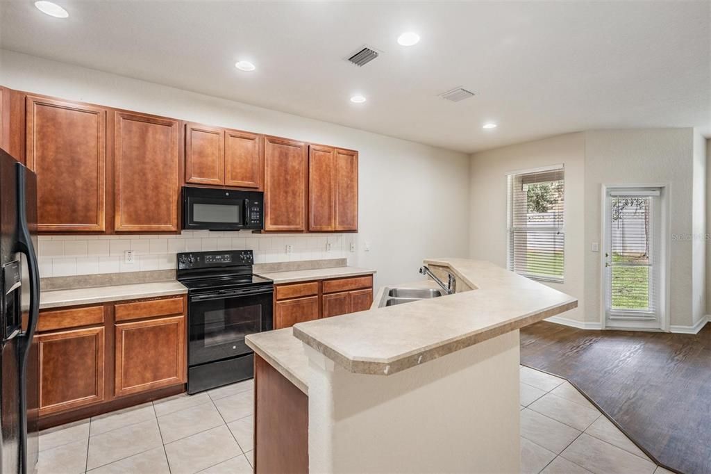 Под контрактом: $260,000 (3 спален, 2 ванн, 1706 Квадратных фут)