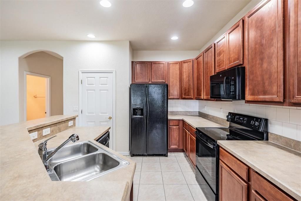 Под контрактом: $260,000 (3 спален, 2 ванн, 1706 Квадратных фут)