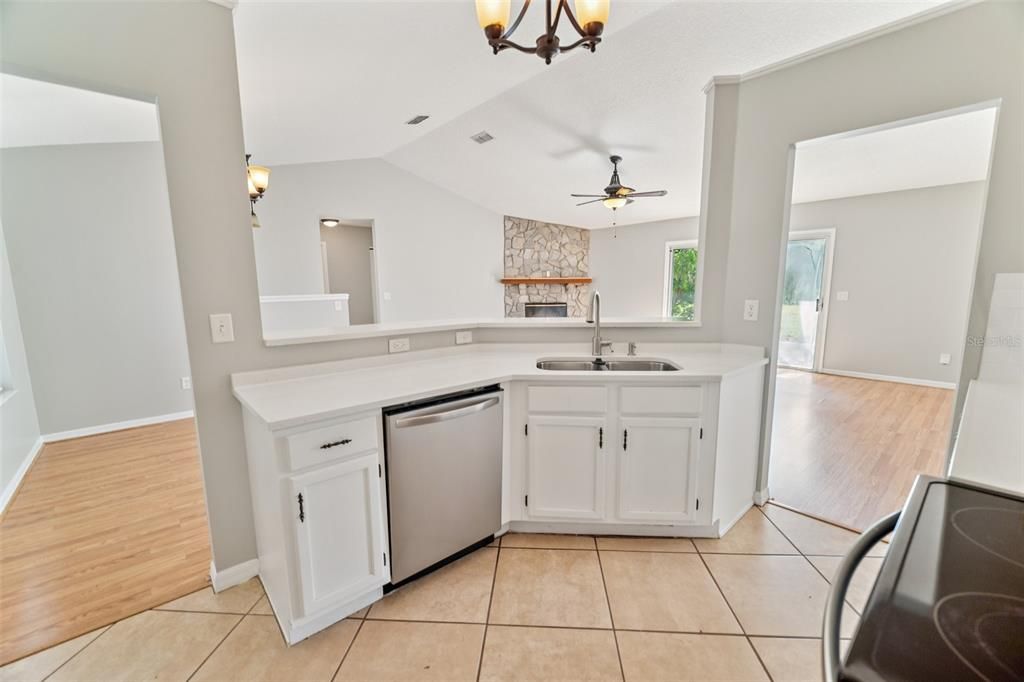 待售: $365,000 (3 贝兹, 2 浴室, 1421 平方英尺)