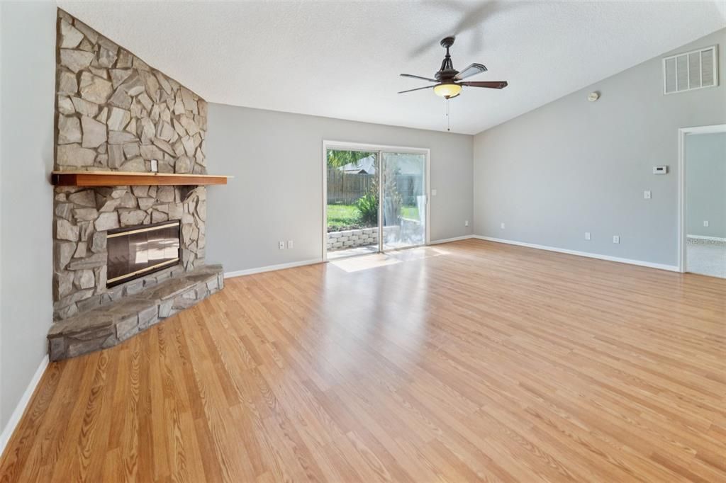 待售: $365,000 (3 贝兹, 2 浴室, 1421 平方英尺)