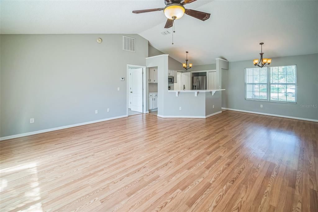 待售: $365,000 (3 贝兹, 2 浴室, 1421 平方英尺)