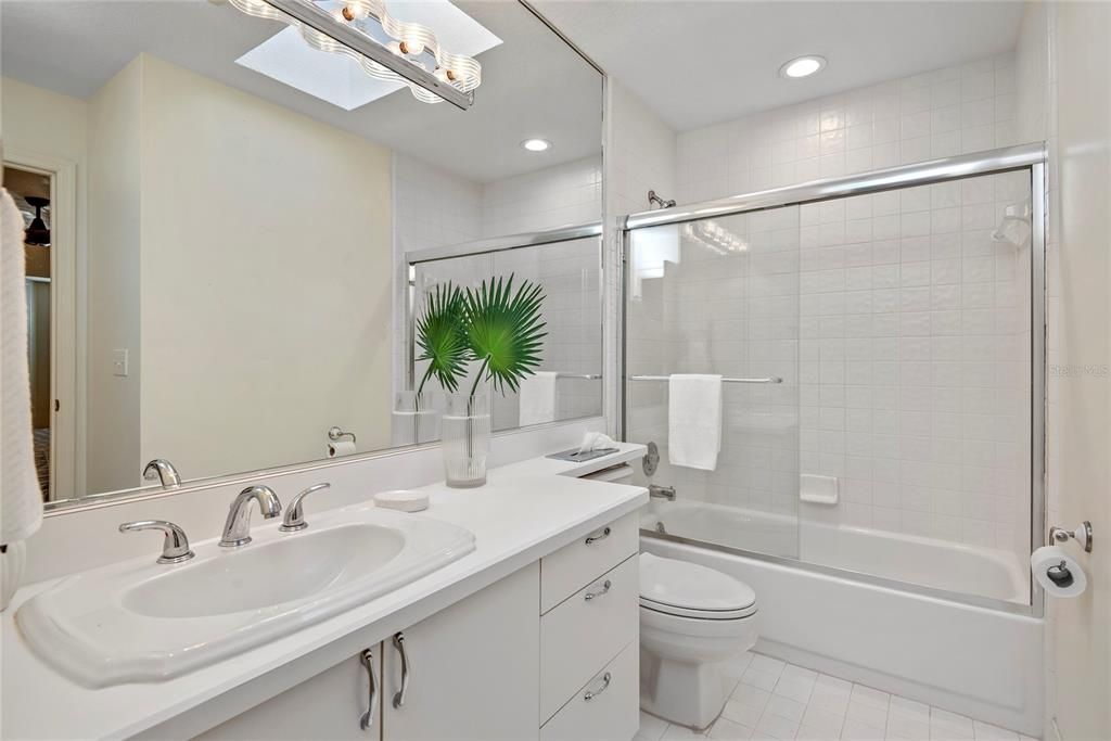 На продажу: $649,000 (3 спален, 2 ванн, 1951 Квадратных фут)