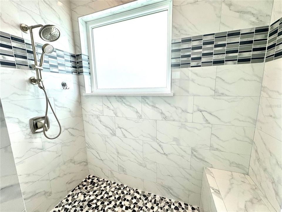 En Venta: $835,000 (4 camas, 3 baños, 2804 Pies cuadrados)