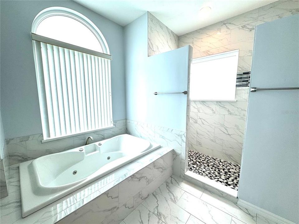 En Venta: $835,000 (4 camas, 3 baños, 2804 Pies cuadrados)