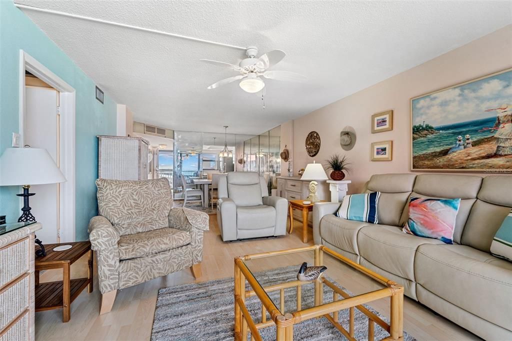 En Venta: $649,900 (2 camas, 2 baños, 1103 Pies cuadrados)