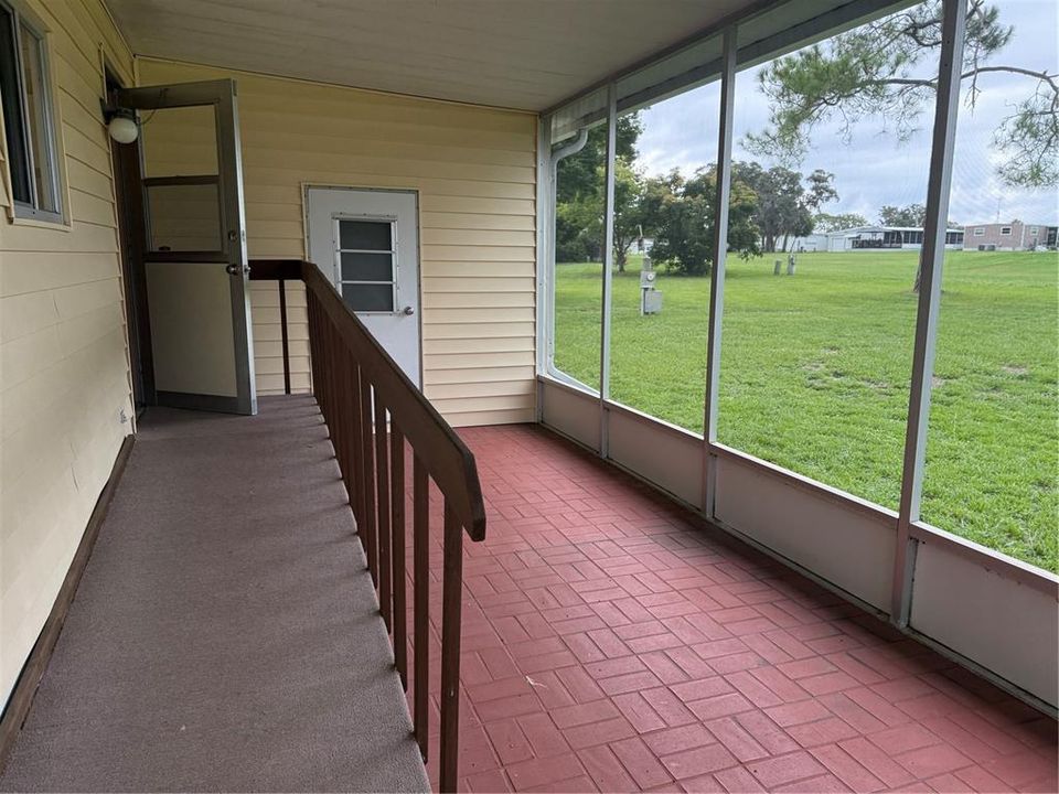 Active With Contract: $135,000 (2 beds, 2 baths, 966 Square Feet)