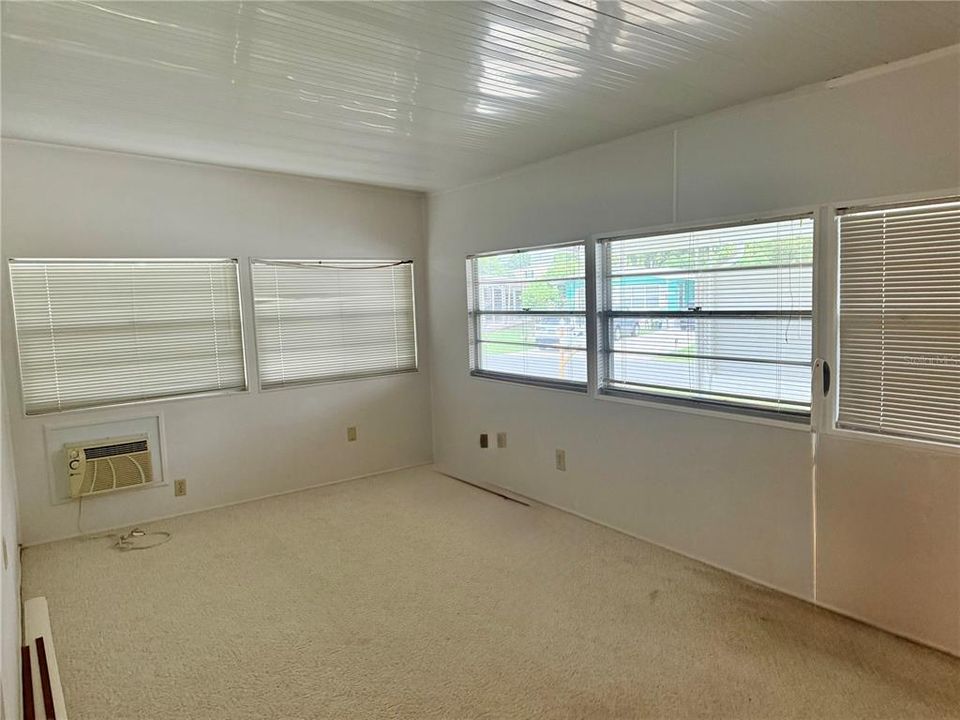 Active With Contract: $135,000 (2 beds, 2 baths, 966 Square Feet)