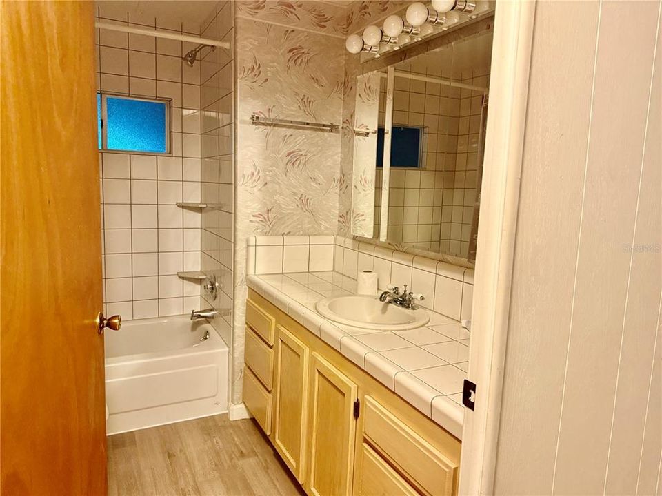 Active With Contract: $135,000 (2 beds, 2 baths, 966 Square Feet)