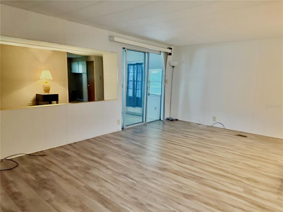 Active With Contract: $135,000 (2 beds, 2 baths, 966 Square Feet)