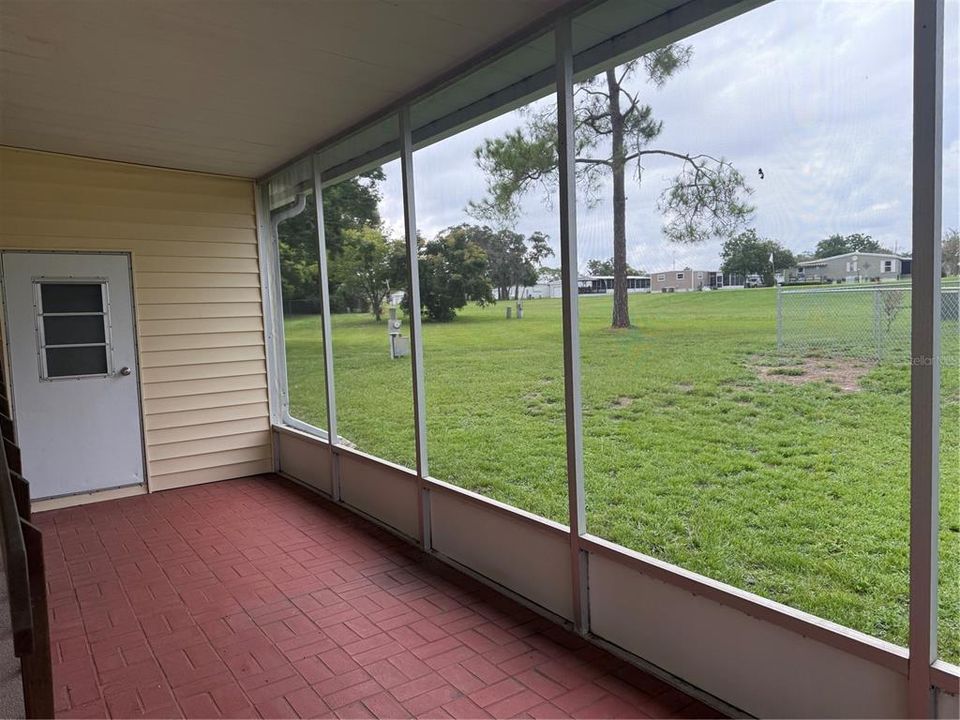 Active With Contract: $135,000 (2 beds, 2 baths, 966 Square Feet)