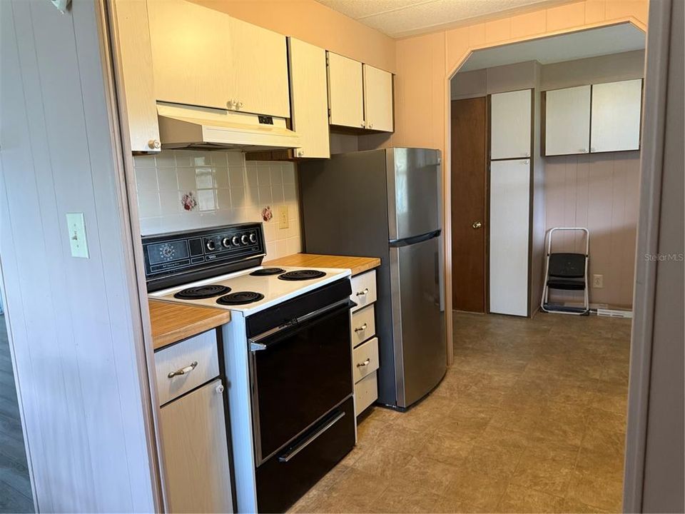 Active With Contract: $135,000 (2 beds, 2 baths, 966 Square Feet)