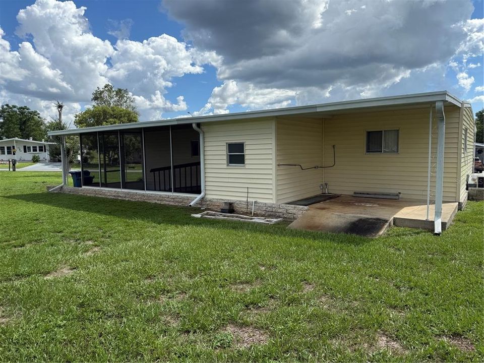 Active With Contract: $135,000 (2 beds, 2 baths, 966 Square Feet)