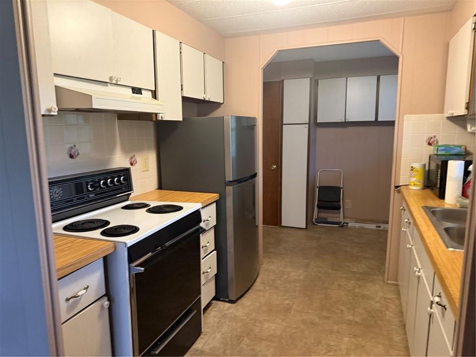 Active With Contract: $135,000 (2 beds, 2 baths, 966 Square Feet)