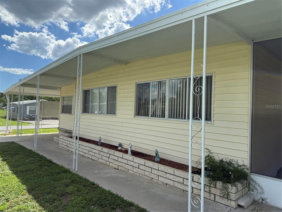 Active With Contract: $135,000 (2 beds, 2 baths, 966 Square Feet)