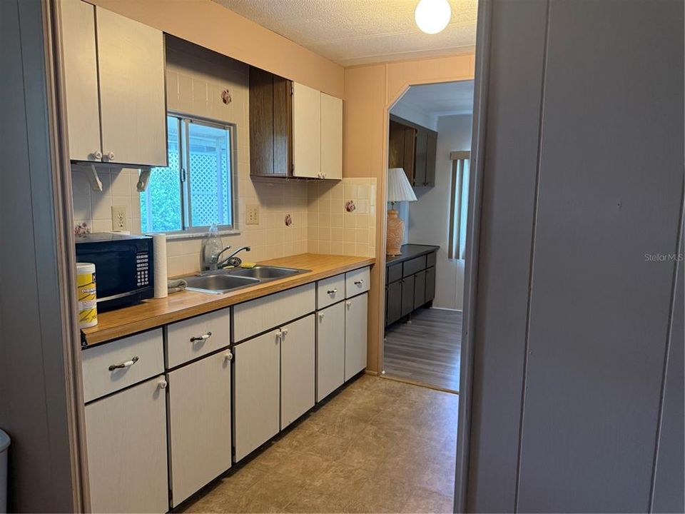 Active With Contract: $135,000 (2 beds, 2 baths, 966 Square Feet)