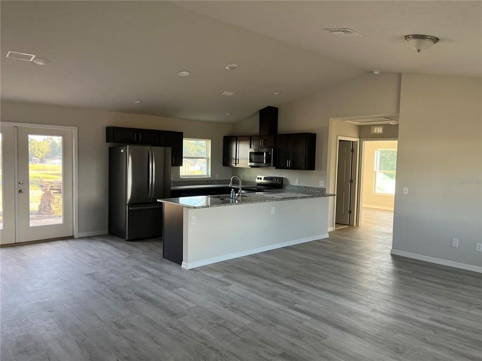 待售: $230,000 (3 贝兹, 2 浴室, 1347 平方英尺)