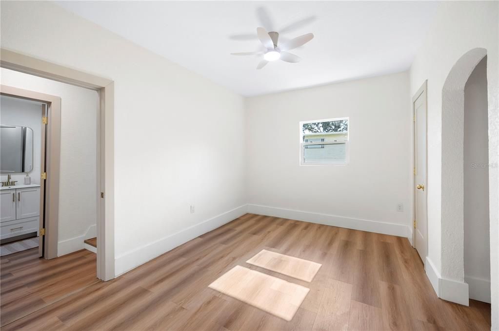 Activo con contrato: $269,900 (4 camas, 3 baños, 1728 Pies cuadrados)