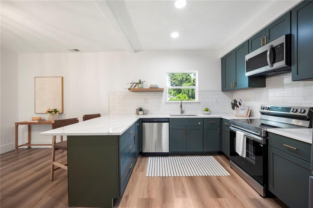 Activo con contrato: $269,900 (4 camas, 3 baños, 1728 Pies cuadrados)