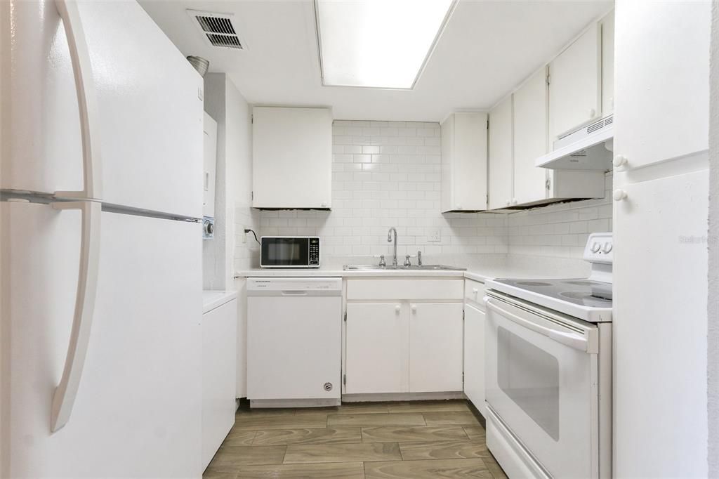 For Sale: $135,000 (2 beds, 1 baths, 826 Square Feet)