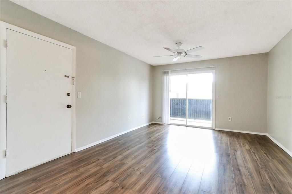 For Sale: $135,000 (2 beds, 1 baths, 826 Square Feet)