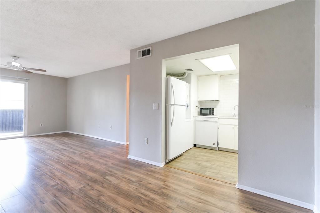 For Sale: $135,000 (2 beds, 1 baths, 826 Square Feet)