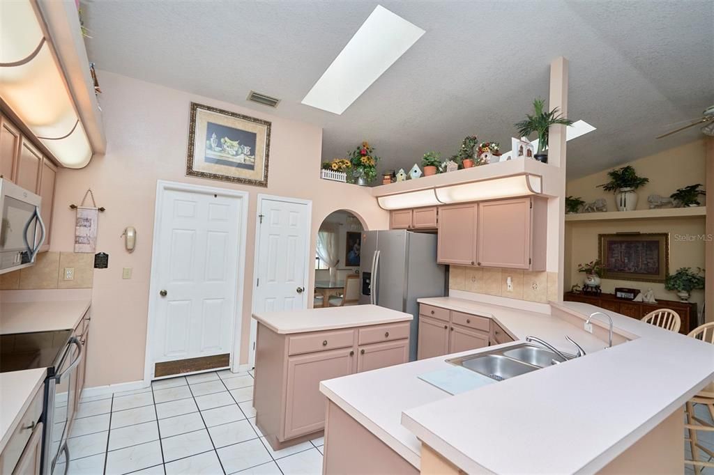 待售: $440,000 (4 贝兹, 2 浴室, 2444 平方英尺)