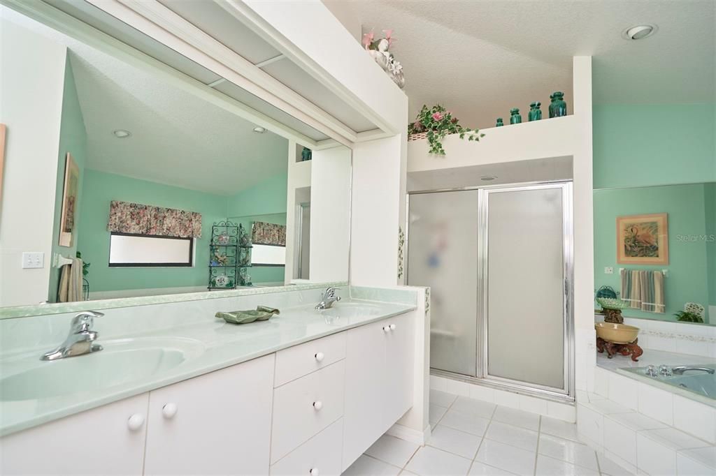 待售: $440,000 (4 贝兹, 2 浴室, 2444 平方英尺)