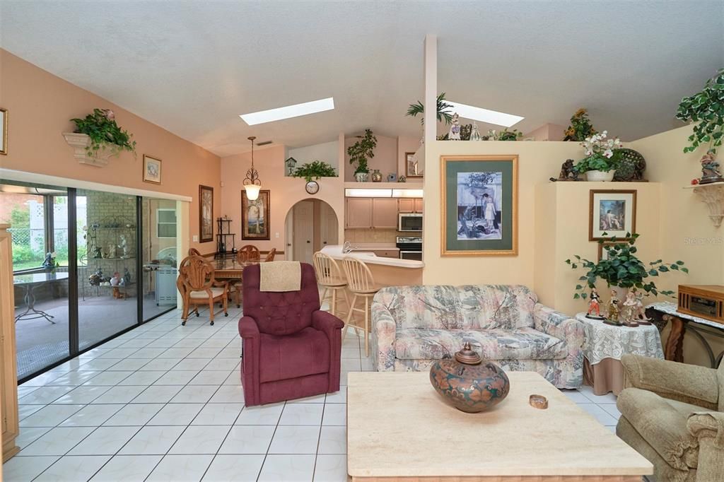 待售: $440,000 (4 贝兹, 2 浴室, 2444 平方英尺)