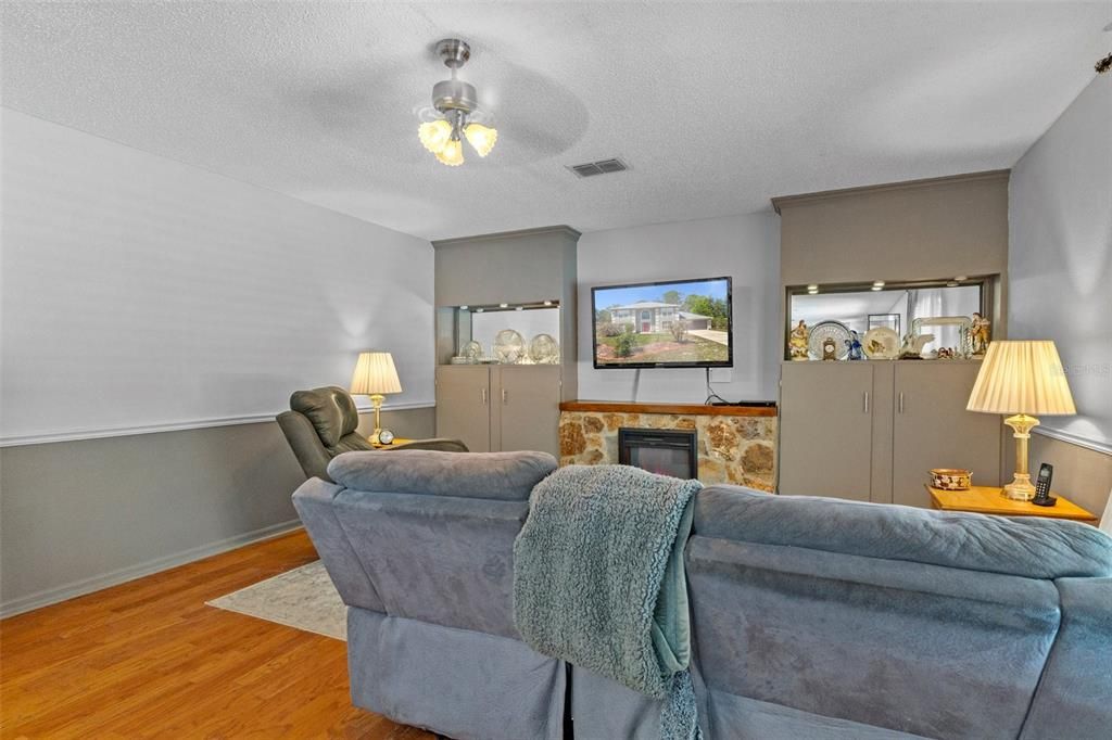 For Sale: $399,999 (3 beds, 2 baths, 2356 Square Feet)