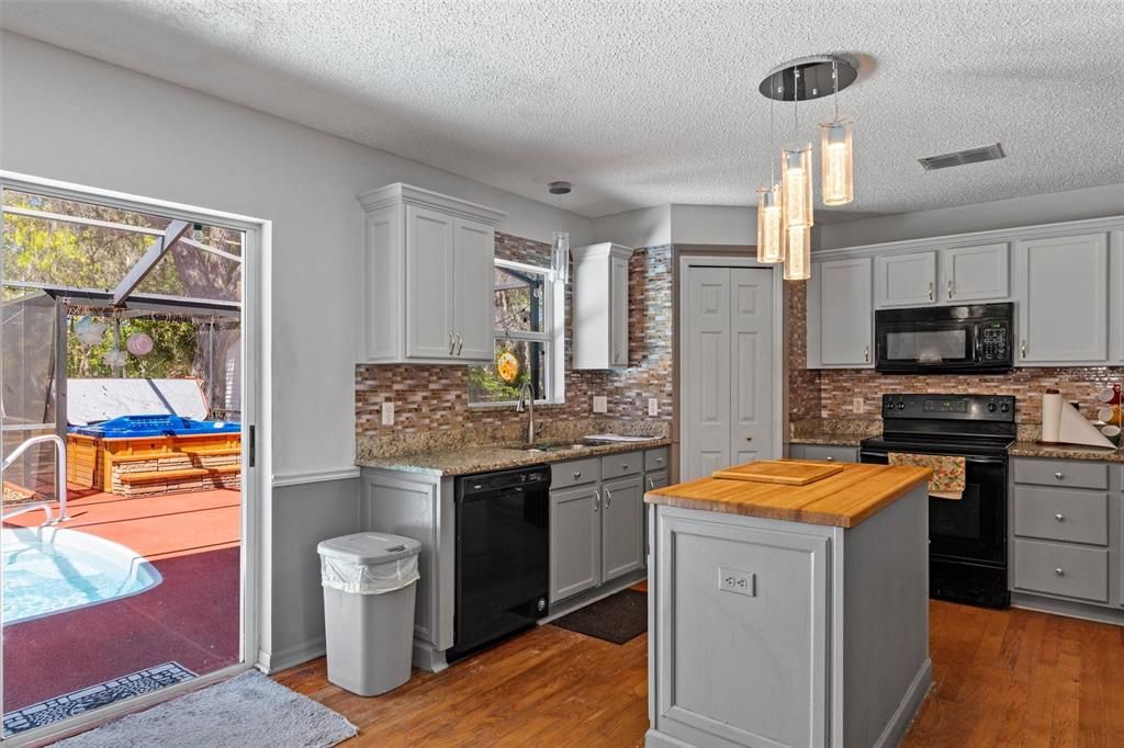 For Sale: $399,999 (3 beds, 2 baths, 2356 Square Feet)