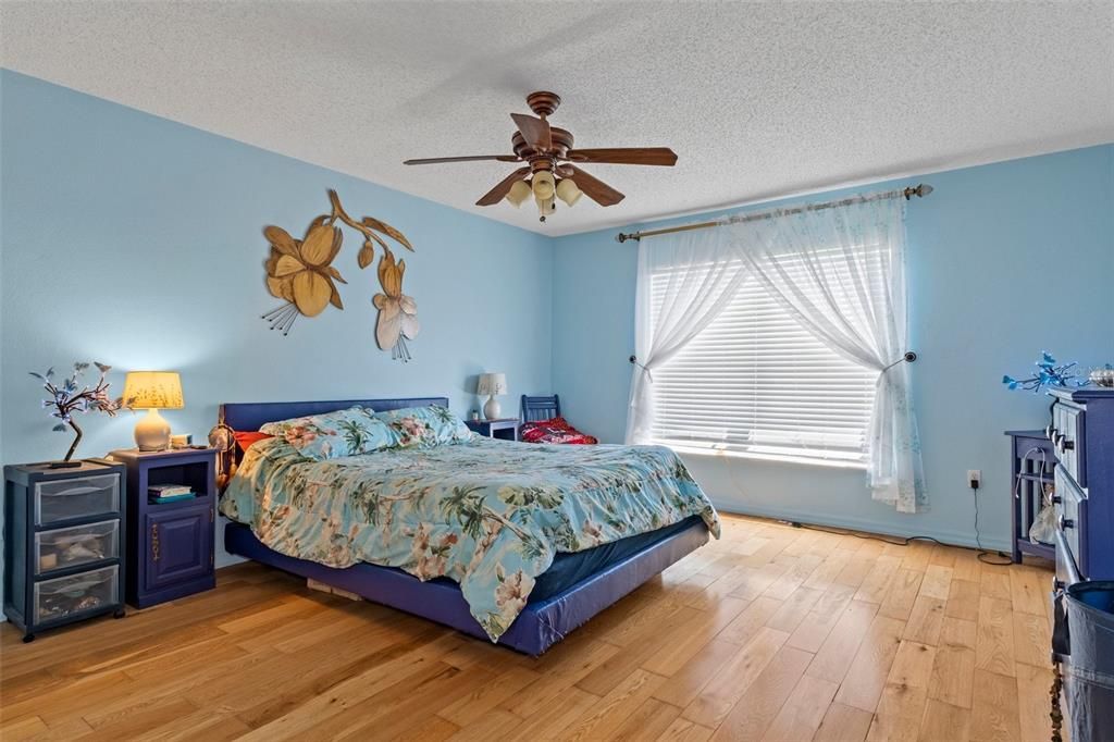 For Sale: $399,999 (3 beds, 2 baths, 2356 Square Feet)