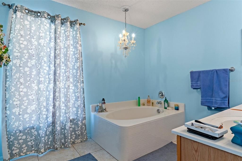 For Sale: $399,999 (3 beds, 2 baths, 2356 Square Feet)