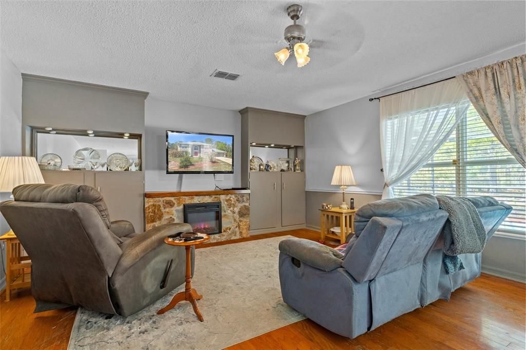 For Sale: $399,999 (3 beds, 2 baths, 2356 Square Feet)