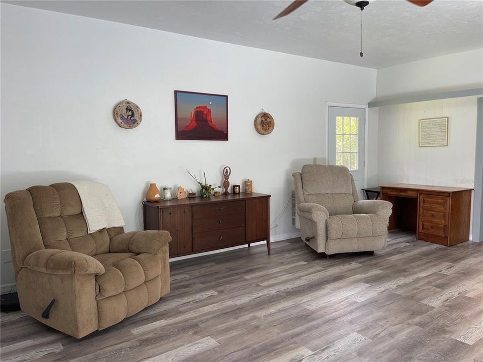 For Sale: $389,000 (2 beds, 1 baths, 1072 Square Feet)