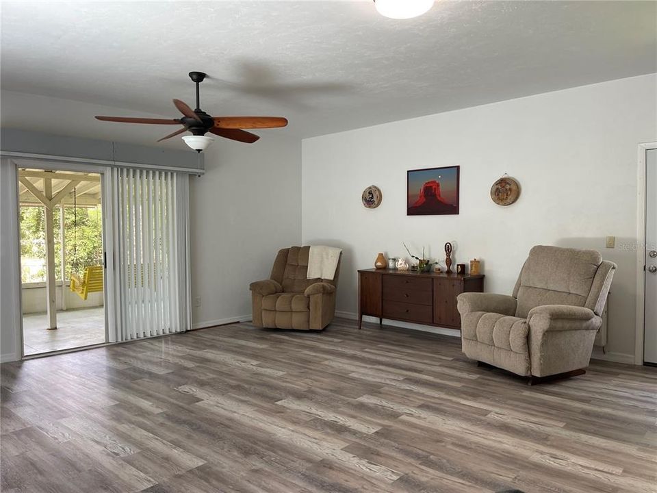 For Sale: $389,000 (2 beds, 1 baths, 1072 Square Feet)