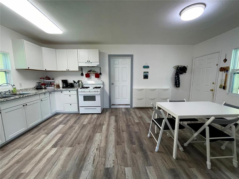 For Sale: $389,000 (2 beds, 1 baths, 1072 Square Feet)